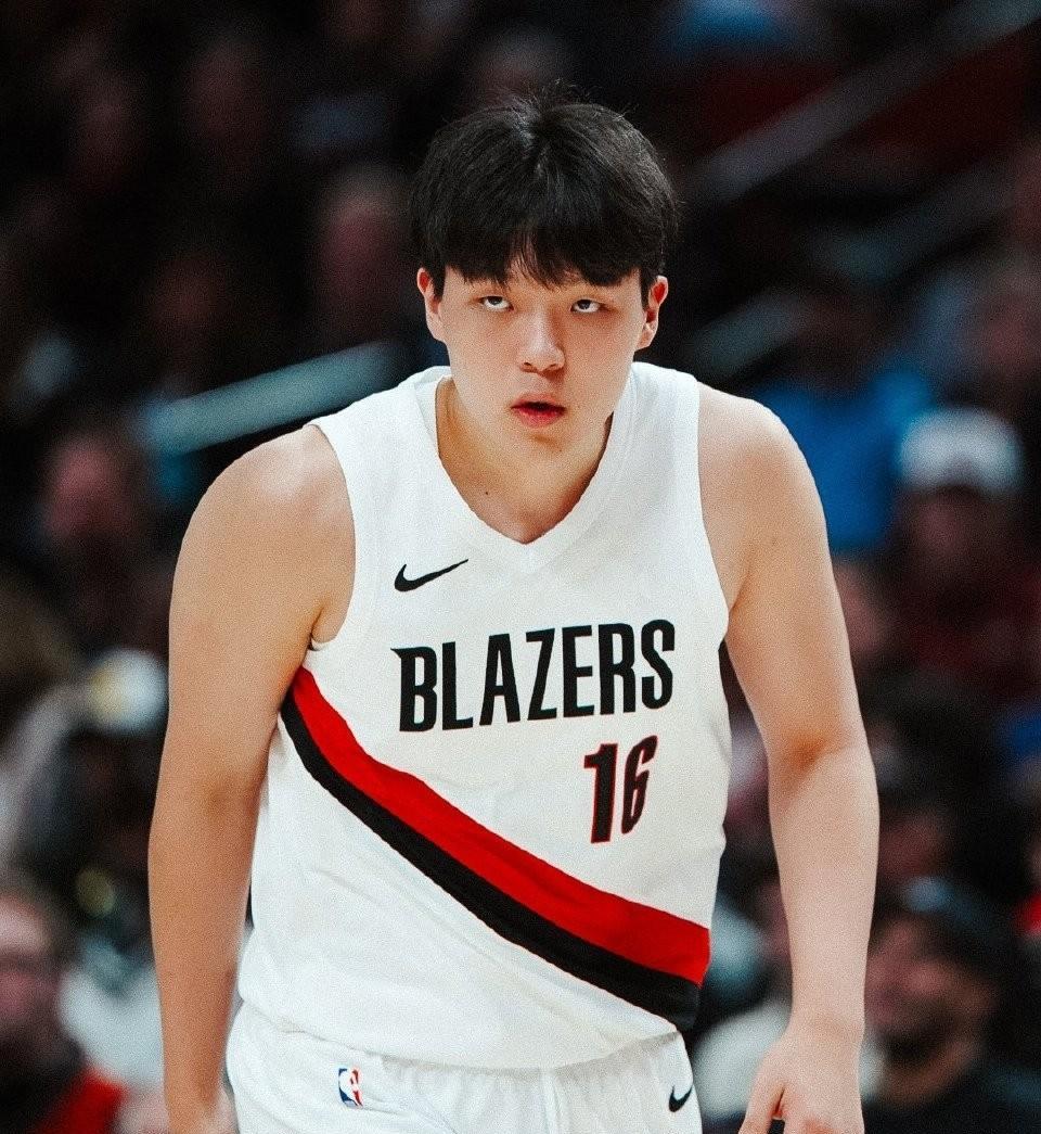 斯普利特不下课，杨瀚森永无出头之日当杨瀚森的名字从出场名单中消失，比分定格在1