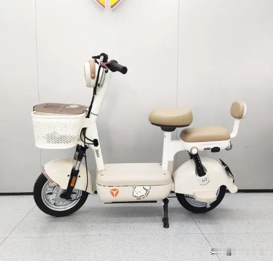 雅迪是真的听劝了，前脚刚道完歉，后脚雅迪又双叒叕出新车了，这次是专为宝妈