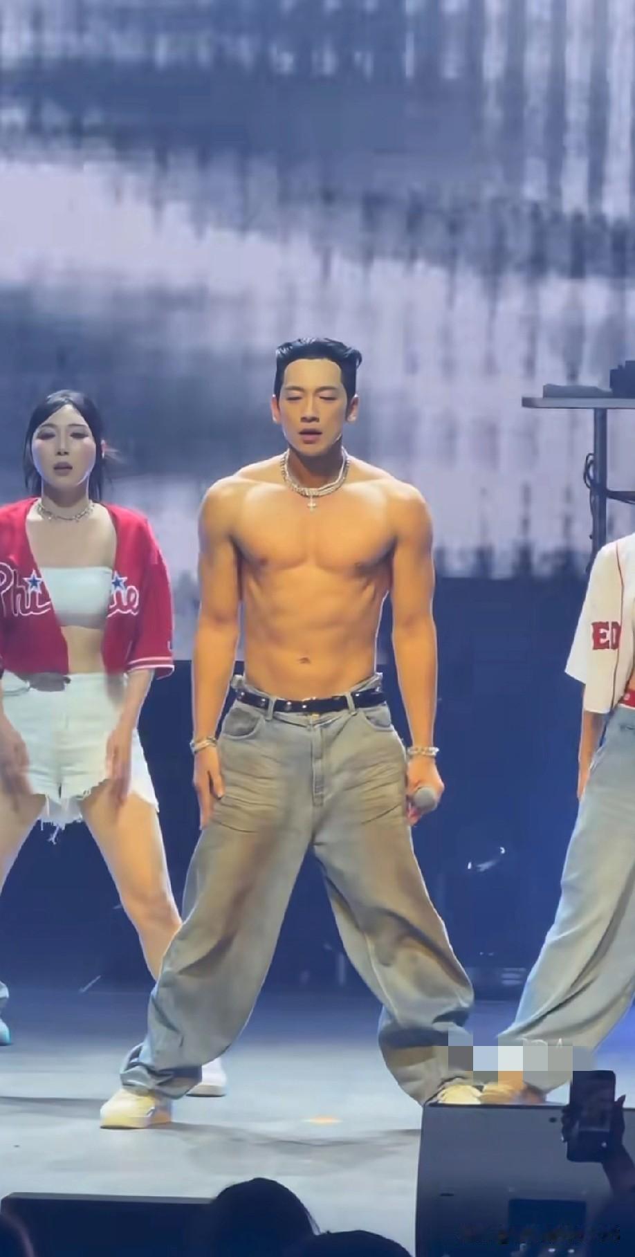 弱弱问一下，有人感觉郑智薰最近体型有点“幸福肥”吗？肌肉线条仍在，只是似乎