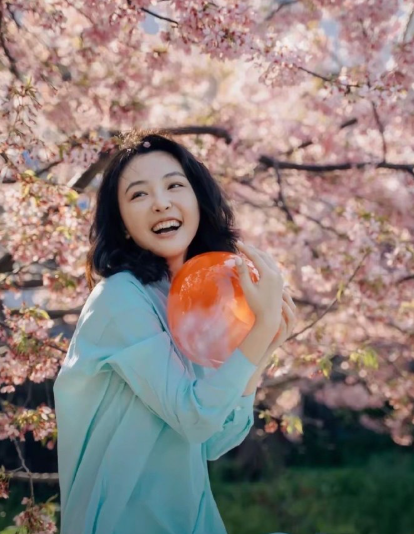 昔日“武大校花”吴倩重返武大拍写真，网友：熟悉的吴倩又回来了​​​