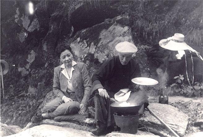 1947年9月2日，蒋介石与宋美龄在江西庐山黄龙潭野炊的场景。蒋介石在日记中