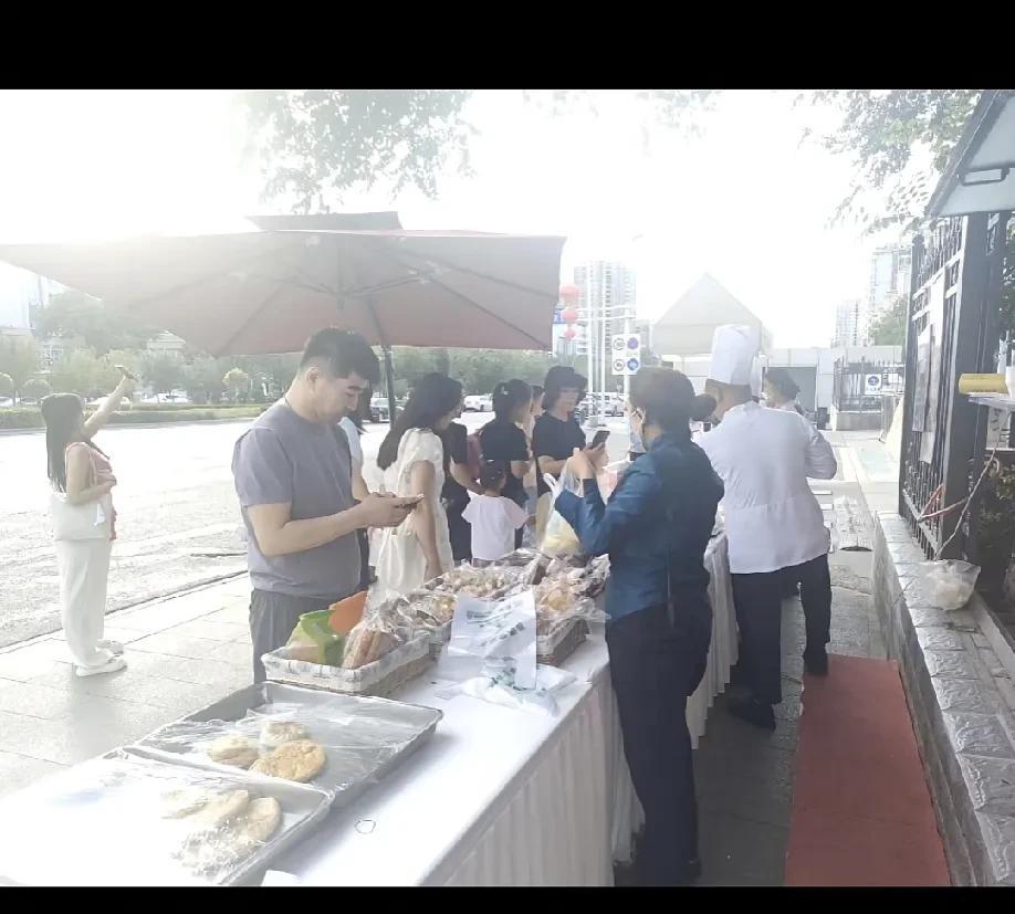 乌鲁木齐五星级酒店也开始外出摆摊了，现在的餐饮行业太卷了！前面网上刷到郑州、西