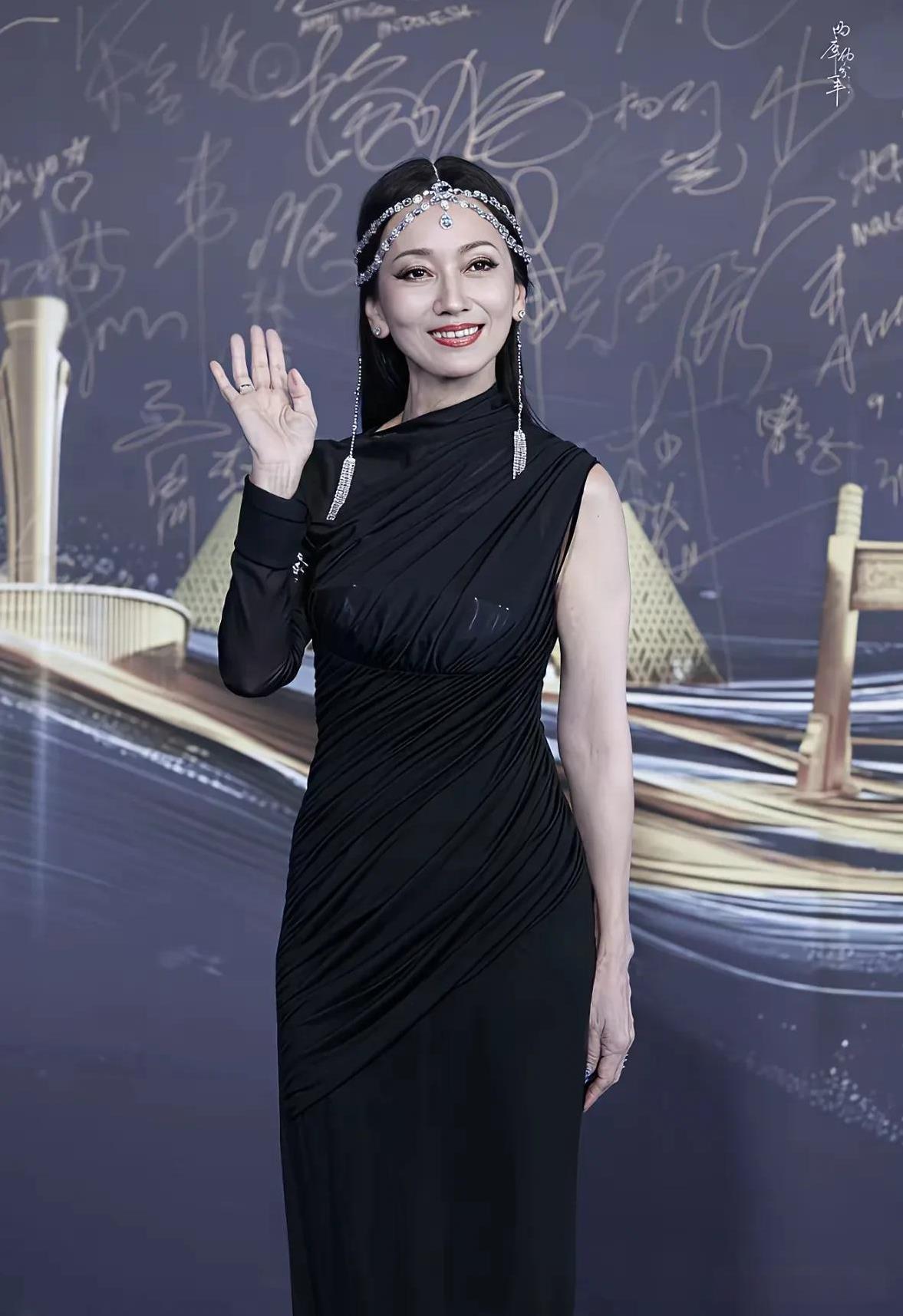72岁的赵雅芝，这是把“岁月从不败美人”这句话焊在了身上了。她的72岁依然像2