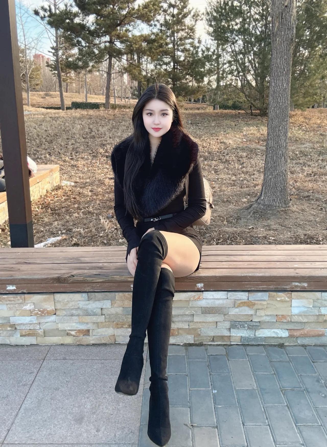 冬日暖阳下的时尚少女，黑色皮草外套搭配高筒靴，尽显都市魅力！🌞👗👢
