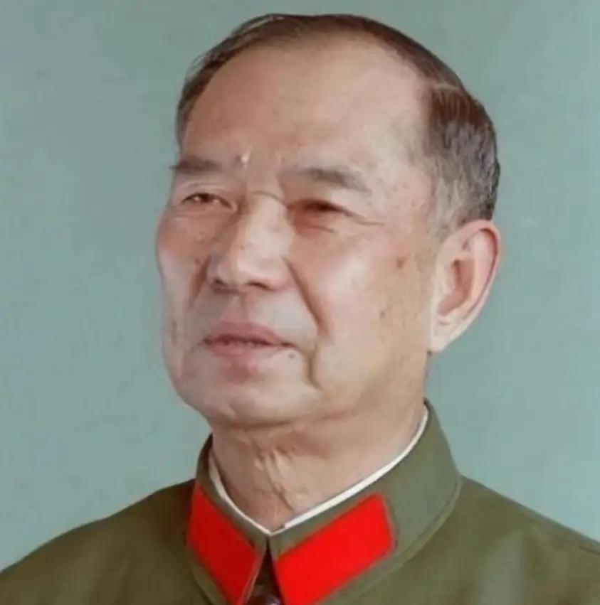 1982年，开国少将尤太忠视察部队，见一副团长好生眼熟，暗骂一句大事不好，立刻打