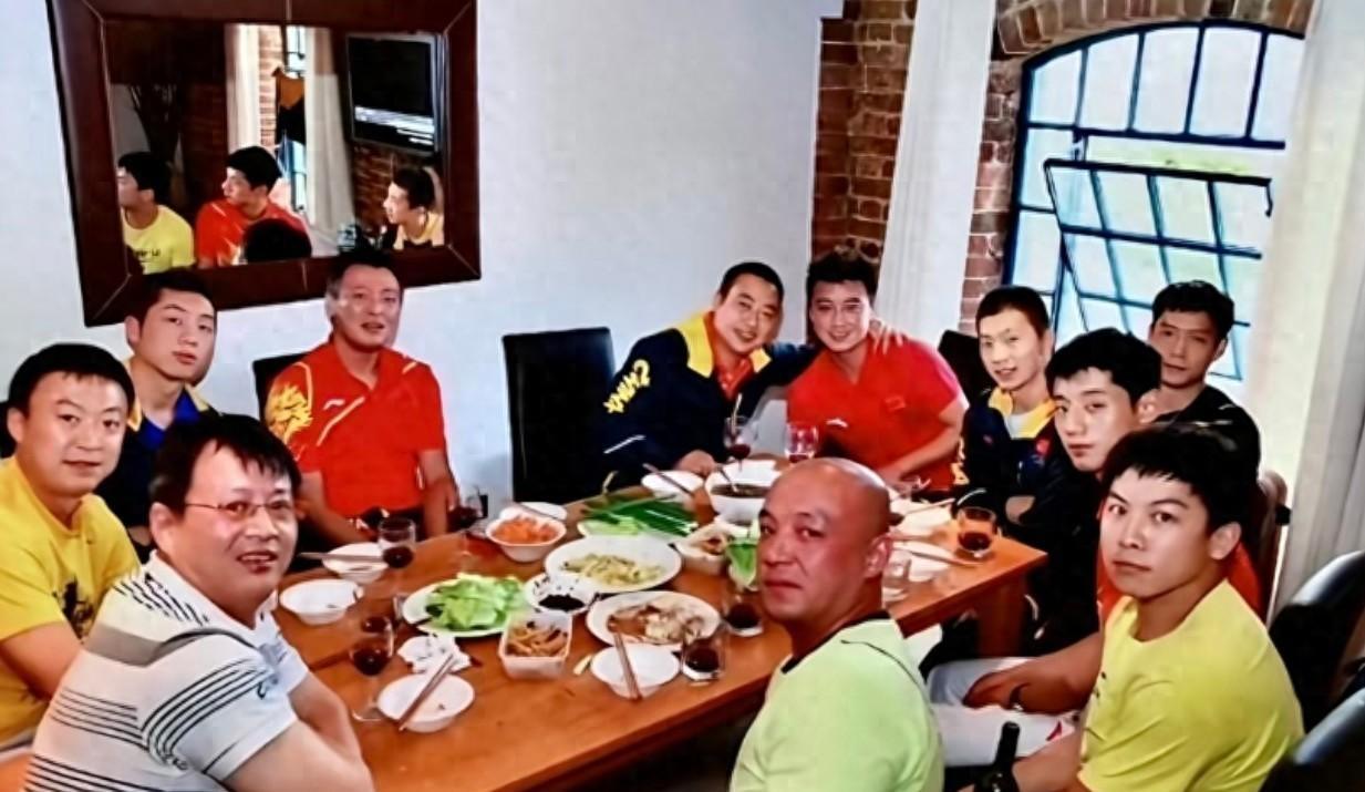 一张珍贵的男乒聚会合照：我一眼就认出了光着头的肖战指导，''杀神''陈玘，大满贯