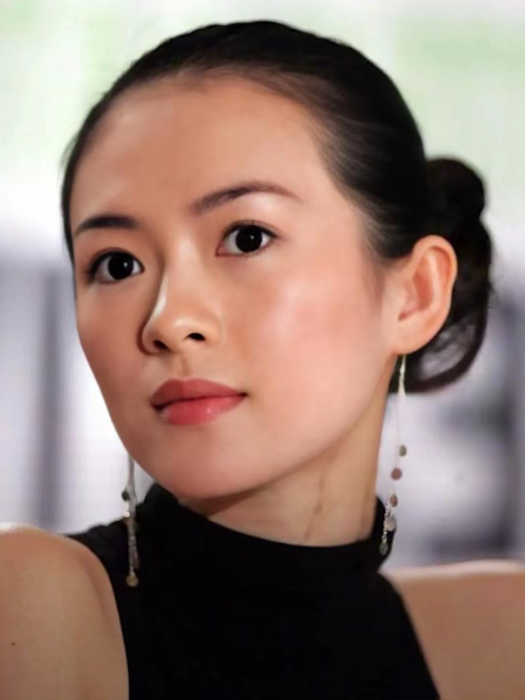 章子怡医美前和医美后，风格完全变了，原来是精致小脸，脸上的肉虽然有点薄，配上她小小的头颅和立体的骨相