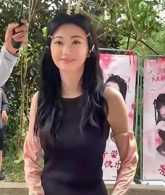 【景甜生图直出！无滤镜下的无袖连身黑裙长这样】[比心]近日有网友在某品牌活动现