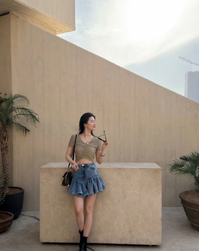 刘亦菲晒出在阿联酋阿布扎比的游客照，她素颜出镜与猫头鹰合影。当天她身穿露肚脐上衣