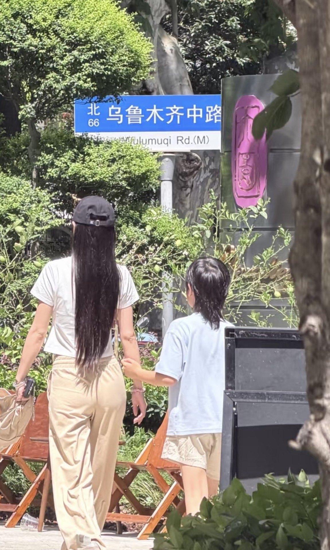 37度大热天，baby拽着儿子满街逛，小海绵留狼尾长发都到妈妈肩膀了，网友看愣：