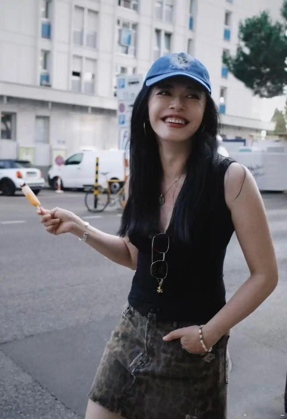 姚晨带火了“夏天3件套”，背心+豹纹裙+棒球帽，时髦洋气又高级姚晨姚晨