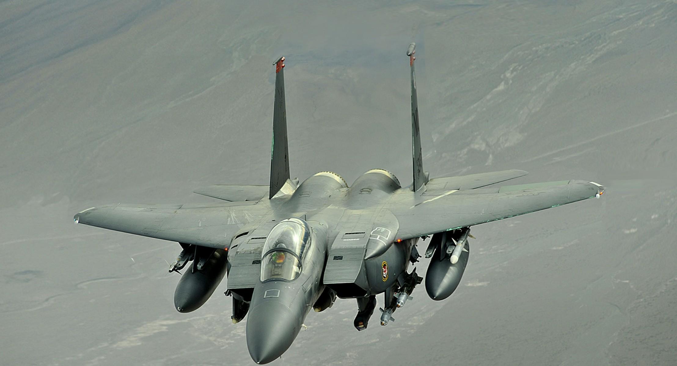 每天认识一件兵器F-15E“攻击鹰”战斗轰炸机英文名称：F-15EStrik