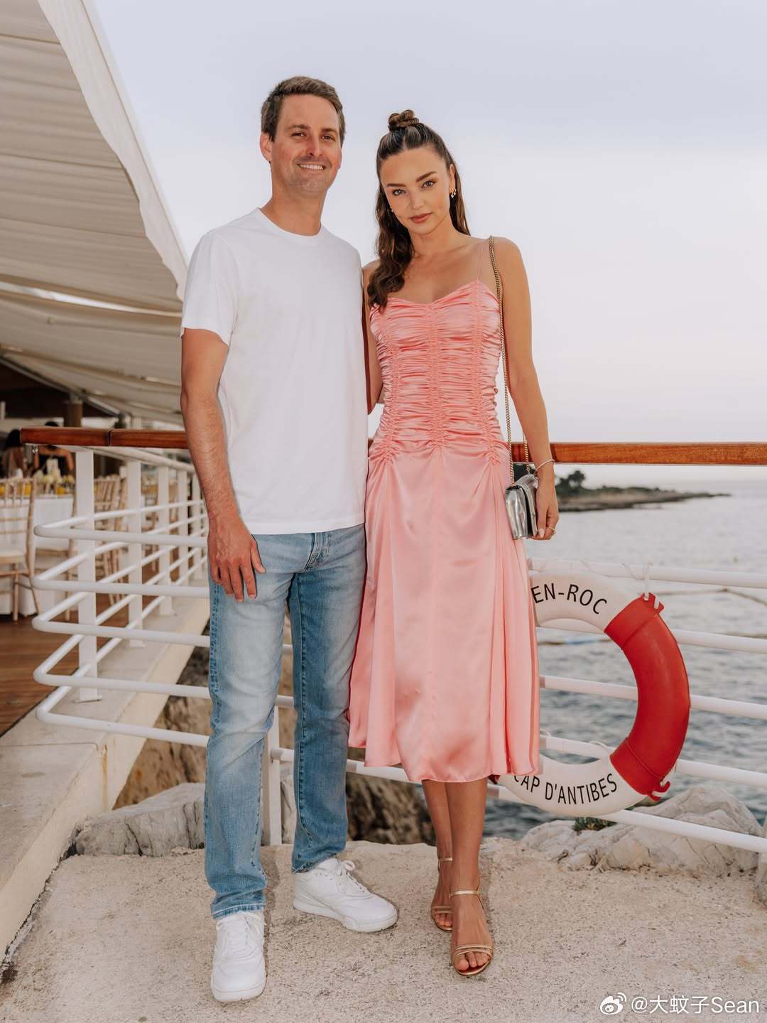 MirandaKerr米兰达可儿分享新照，这一周和老公EvanSpiegel