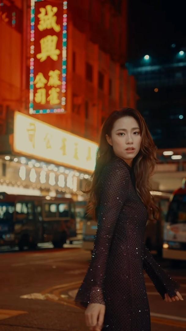 【On.cc】劉穎鏇霓虹招牌下留倩影　玲瓏曲線展露無遺藝人劉穎鏇（Tiffany
