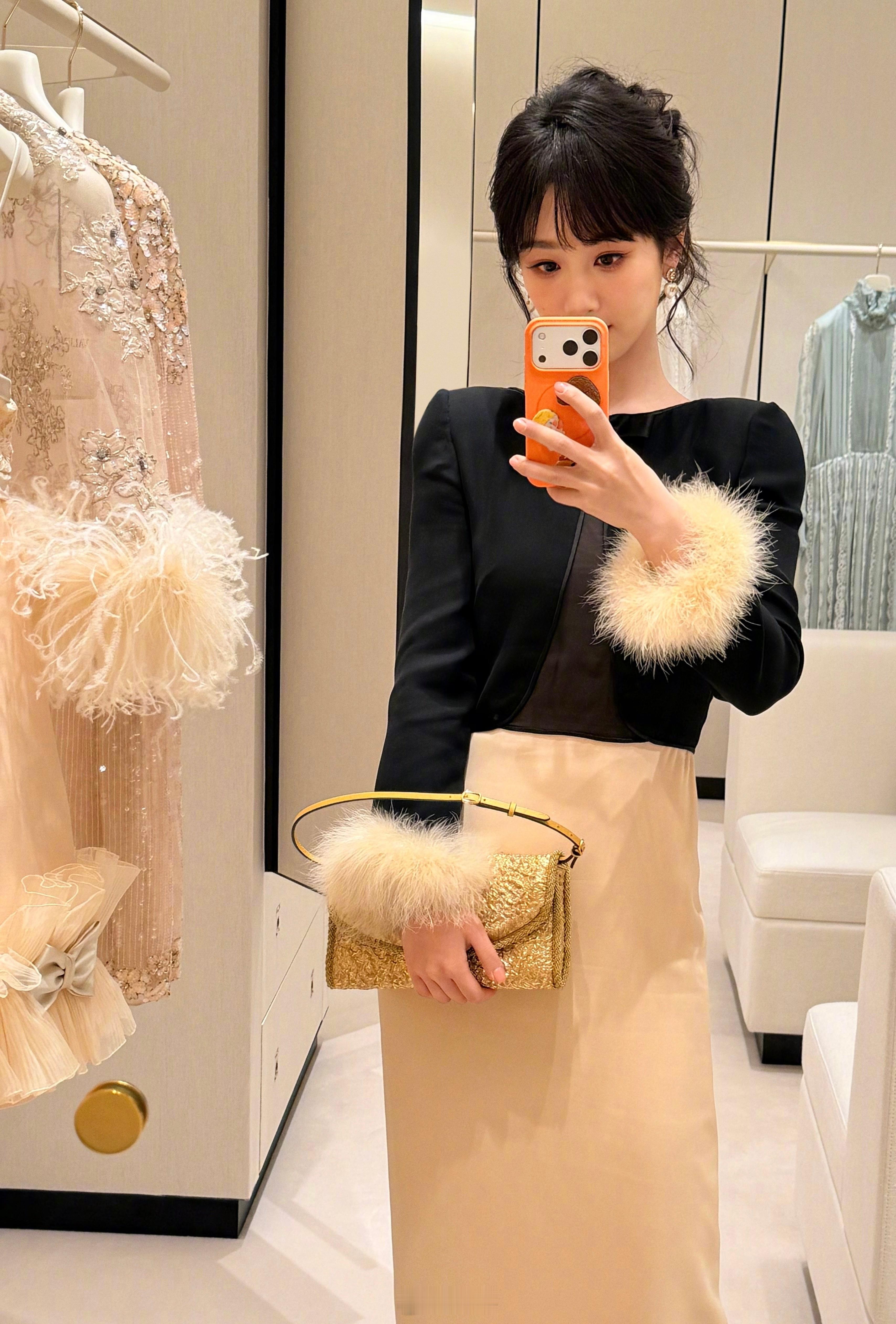 好看的小姐姐买了白色的iPhone17ProMax，却戴上了橙色的手机壳