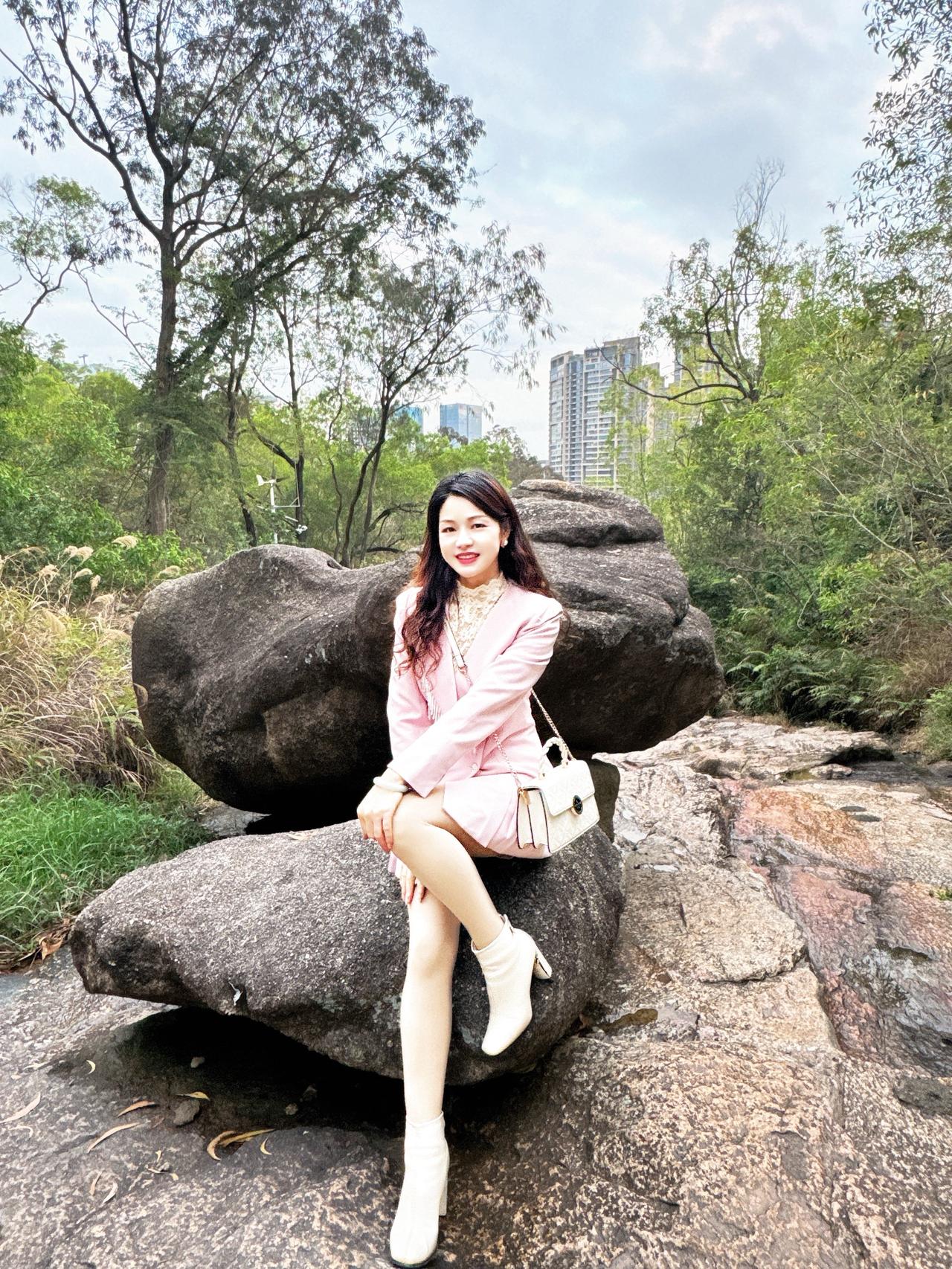 静坐光阴里，被许多美好时光和生活交织出内心的憧憬，微风轻送，吹动的不仅是旋律，还