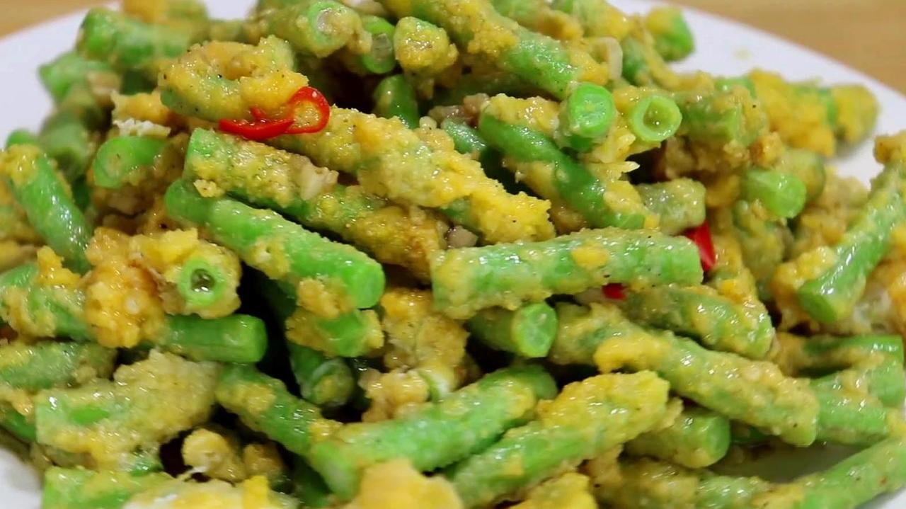三伏时节，建议：多吃玉米面蒸豆角，肠胃好，舒舒坦坦过夏天！这年头，啥都卷，连吃