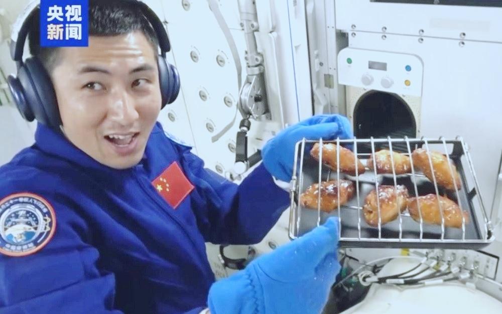 神舟二十号飞船遭太空碎片撞击推迟返回，美媒异常兴奋给予报道，美国网友遇到难得话题