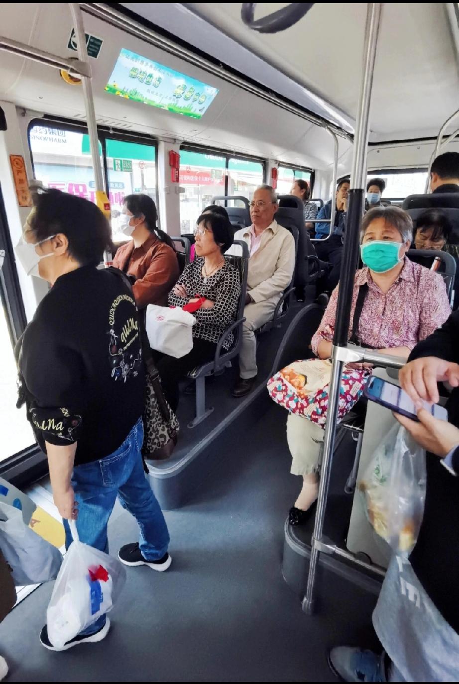 再过三年就到退休年龄，今天无意中刷到西安退休老人的福利政策，没想到退休之后还有这