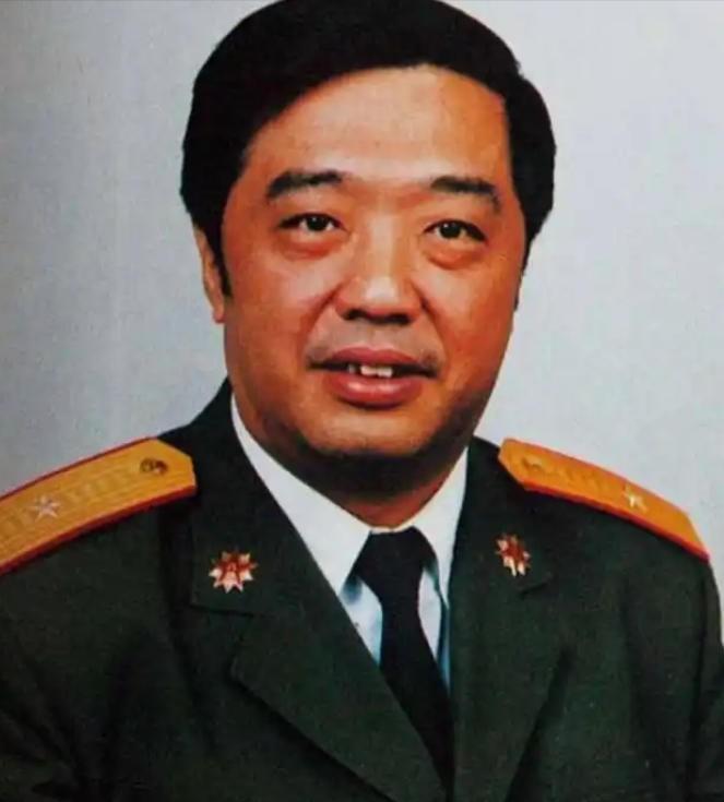 1963年贺龙独子没考上清华，找到父亲帮忙，谁知道贺龙居然大摇大摆开进了学校，而