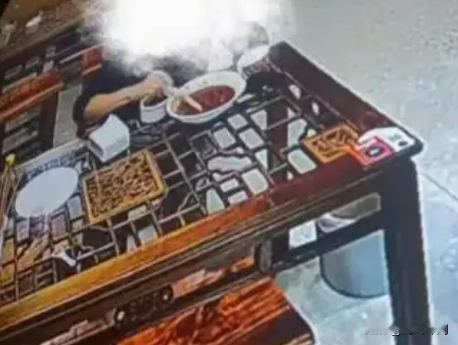 江苏苏州一家面馆，最近发生了一件让人挺不舒服的事。5月25日上午，一名男子