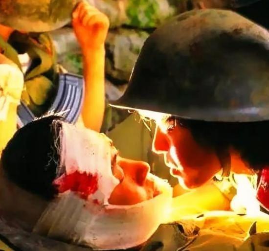 1986年，18岁的战士至死都没尝过爱情的滋味，牺牲前，奄奄一息的小战士，恳求