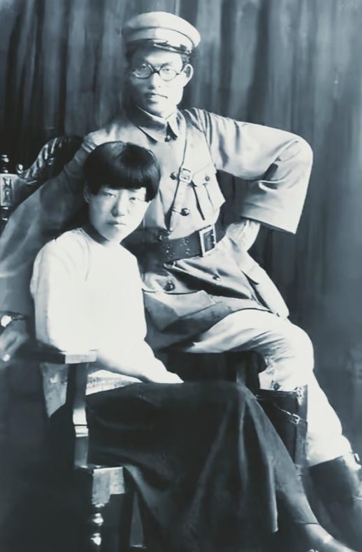 1940年，延安，朱仲芷主动跟丈夫萧劲光离了婚。那一年她已经是六个孩子的妈，和萧