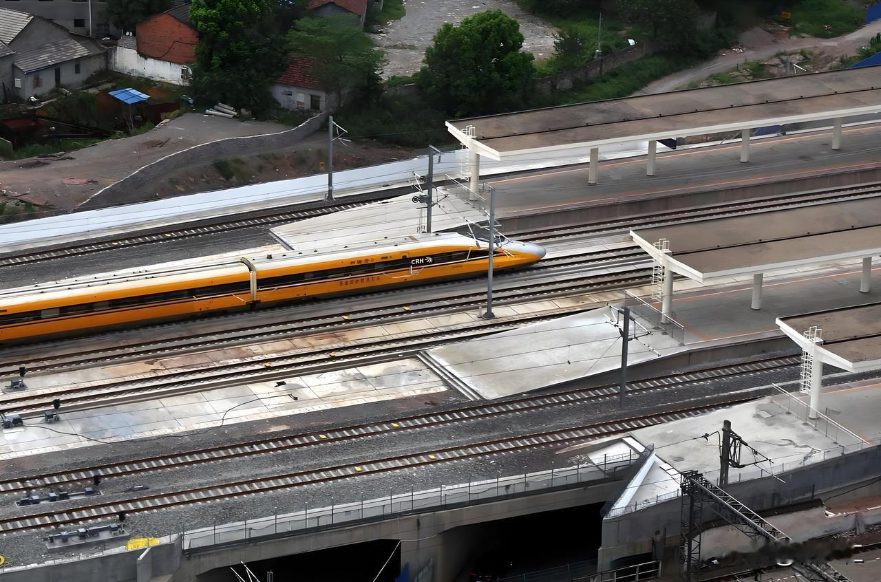 一、事故核心事实与官方回应时间与地点2025年11月27日0:35，昆明洛羊