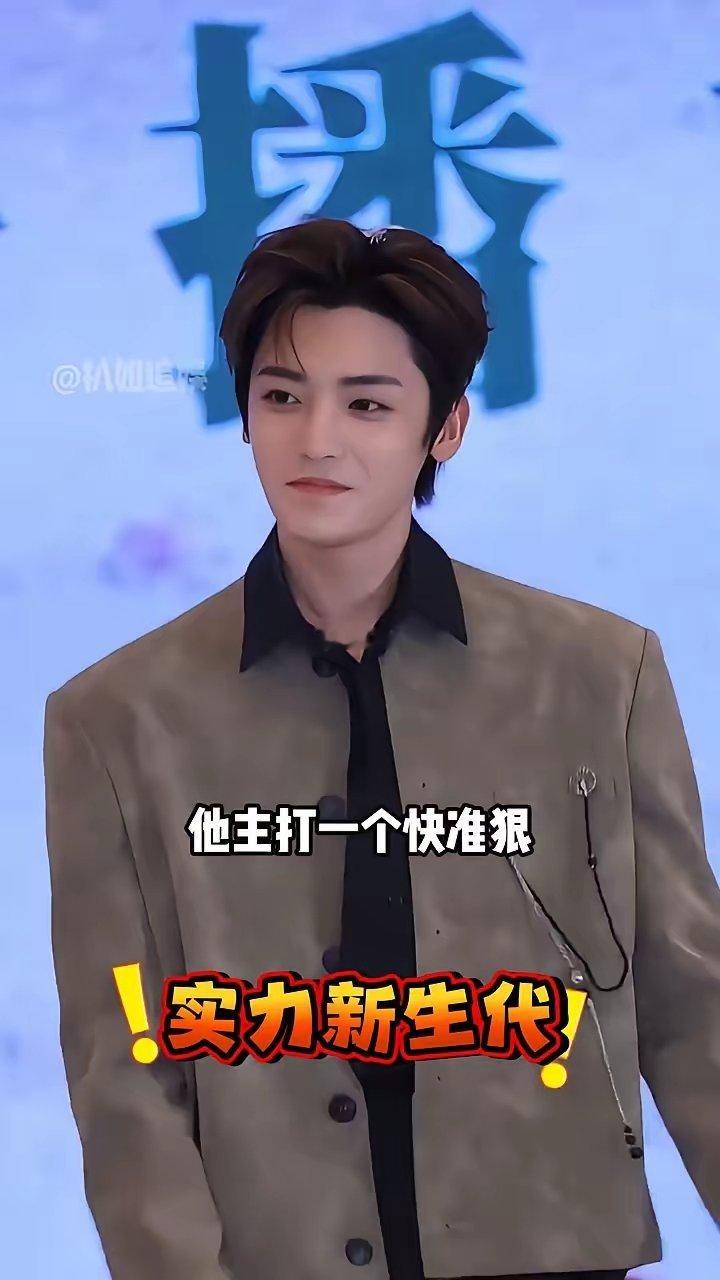 果然是同剧不同命。当看到娜扎前脚在活动上踩裙摆摔倒的热度还没过去，后脚侯明昊火速