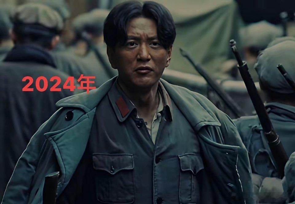 王仁君与唐国强谁更像教员？显然，落魄憔悴但踌躇满志的眼神如出一辙！尽管缺了那颗痣