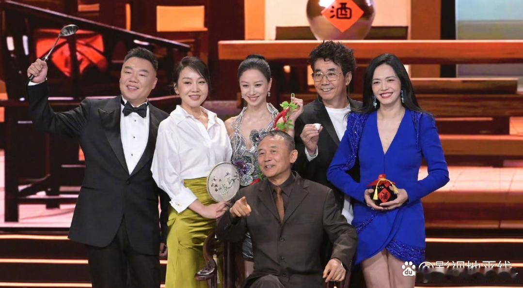 武林外传世纪合体《武林外传》剧组主创现场复刻经典海报，“二十年快得很，弹指一挥间