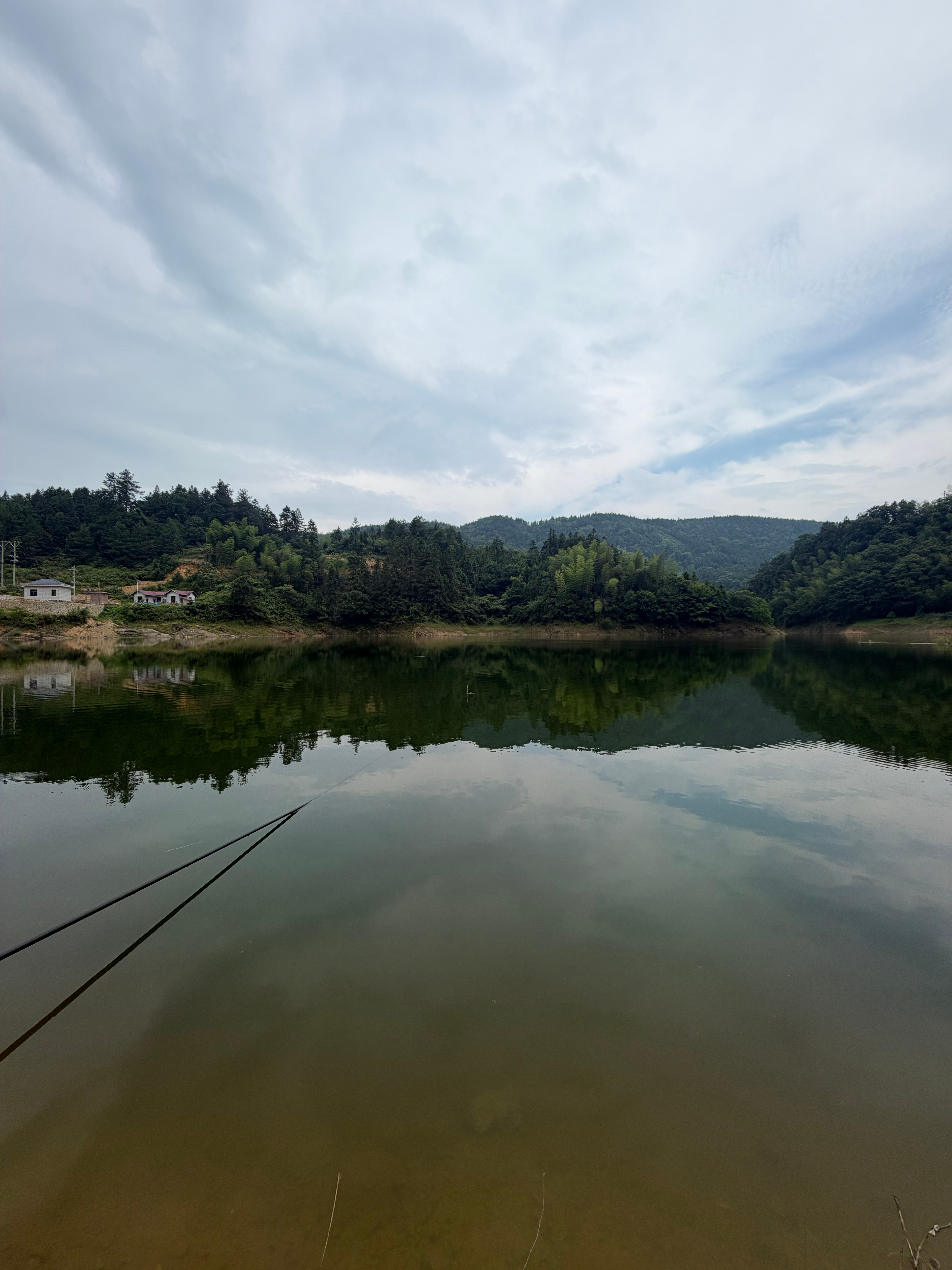 钓到那条鳜鱼就开始下雨了看我自己的那年今日，我是真的爱钓鱼，最近真的好久没钓过了