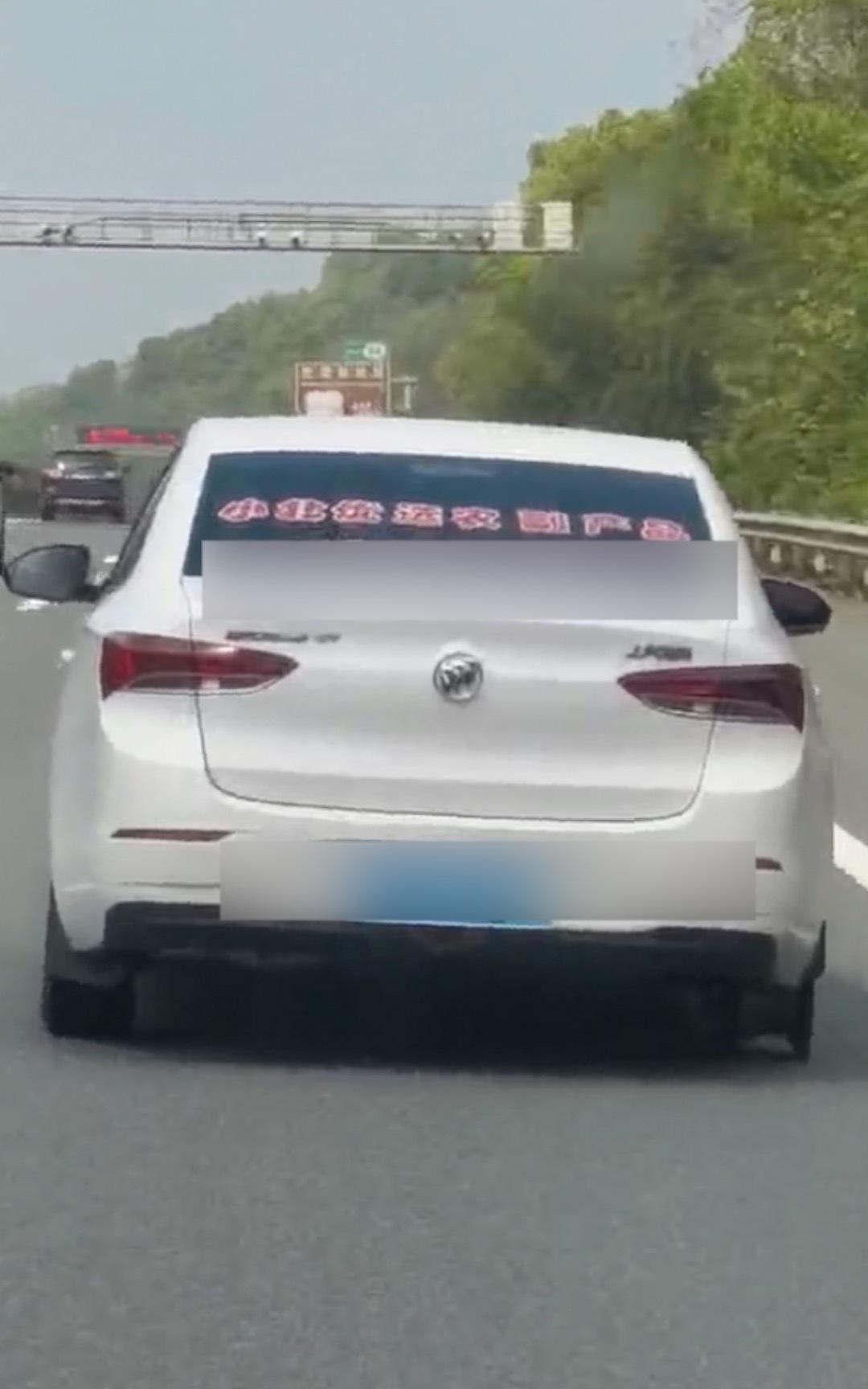 高速跑丢一个轮胎，司机竟一路没察觉，后车追着按喇叭都没用高速上掉了一个轮胎，