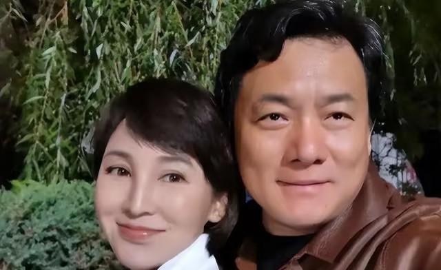 别的导演在片场吼演员，郭靖宇在片场给老婆递保温杯。《唐朝诡事录》爆了之后，业内