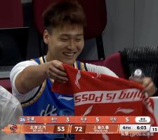 赵睿不就是因为五犯被罚下，然后坐在替补席微笑了一下嘛，不至于就被骂吧？球迷是不是
