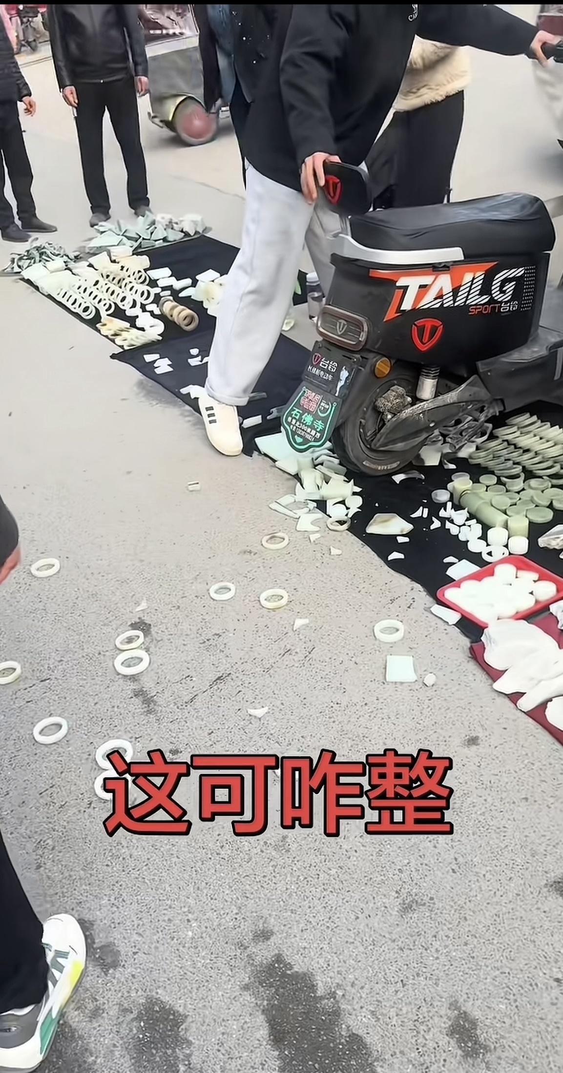 这得赔多少啊？网友分享，说在玉器一条街那有很多人在地摊上摆摊卖玉石，翡翠手镯之类