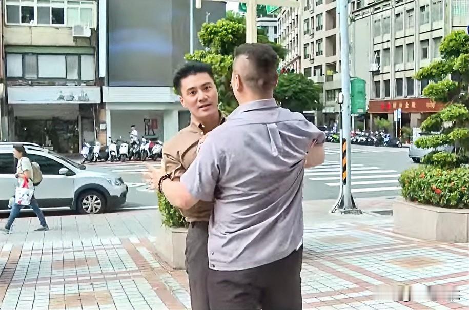 丁瑀到国民党中央踢馆喊“开除郑丽文党籍”被国民党开除党籍的丁瑀今天（26日