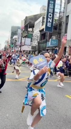 万万没料到，如今岛内出现一种连他们自己都没察觉的风气，岛内已分成了两批人，那就是