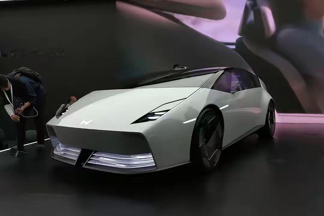 我朋友上周刚提了辆新能源车，今天就有点后悔了。不是车不好，是价格又往下掉了。20