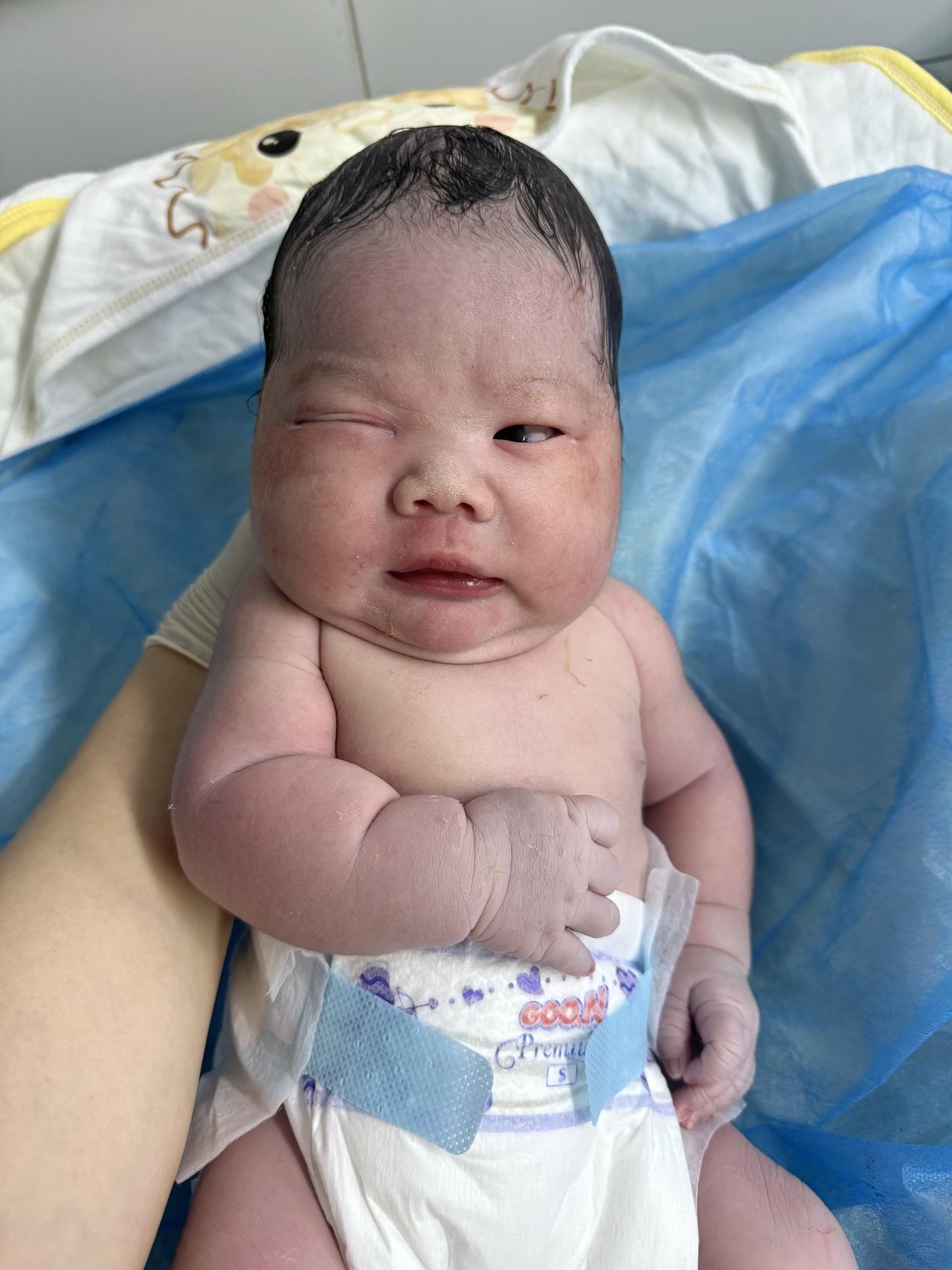 咦～这是姨姨们最爱的胖宝宝🤨顺产