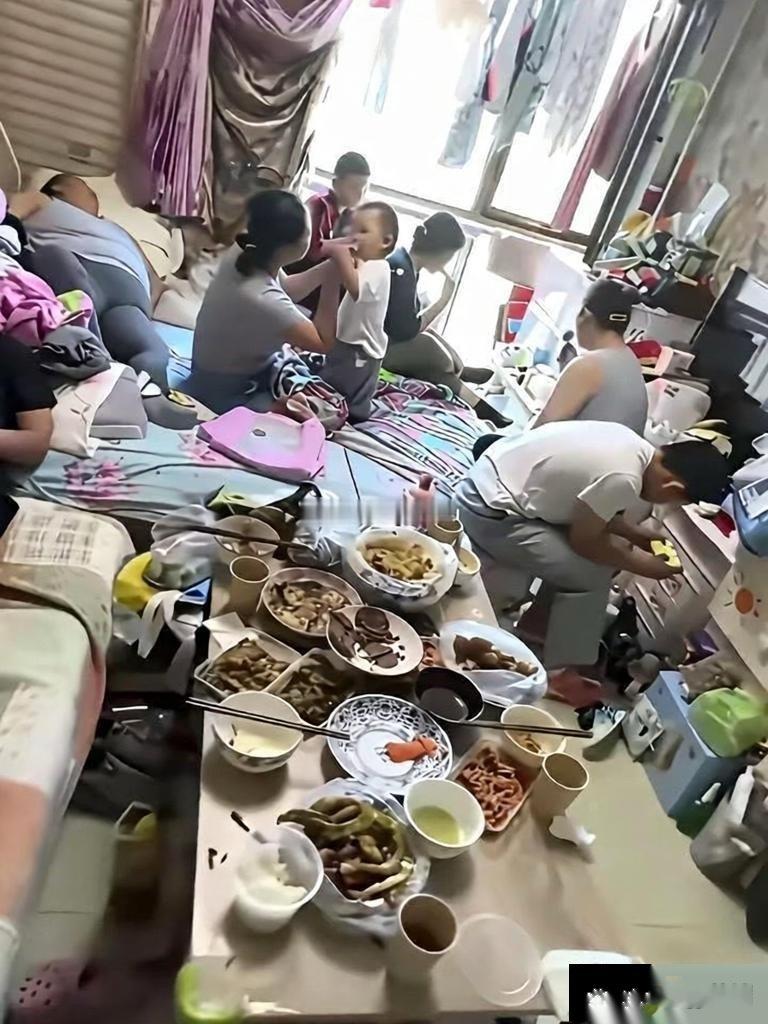 一屋子居然没有一个人收拾，太压抑了​​​