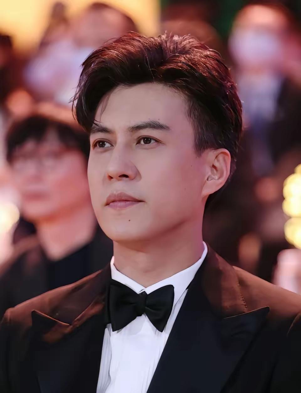 靳东帅的时候是真帅，丑的时候也是真的丑。靳东是属于越长越帅，年纪越大越有男人魅力