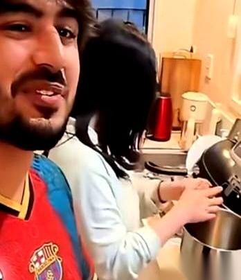 我跟你说个特逗的事儿。一个印度哥们，在网上晒视频，一脸得意。镜头里，一个中国姑