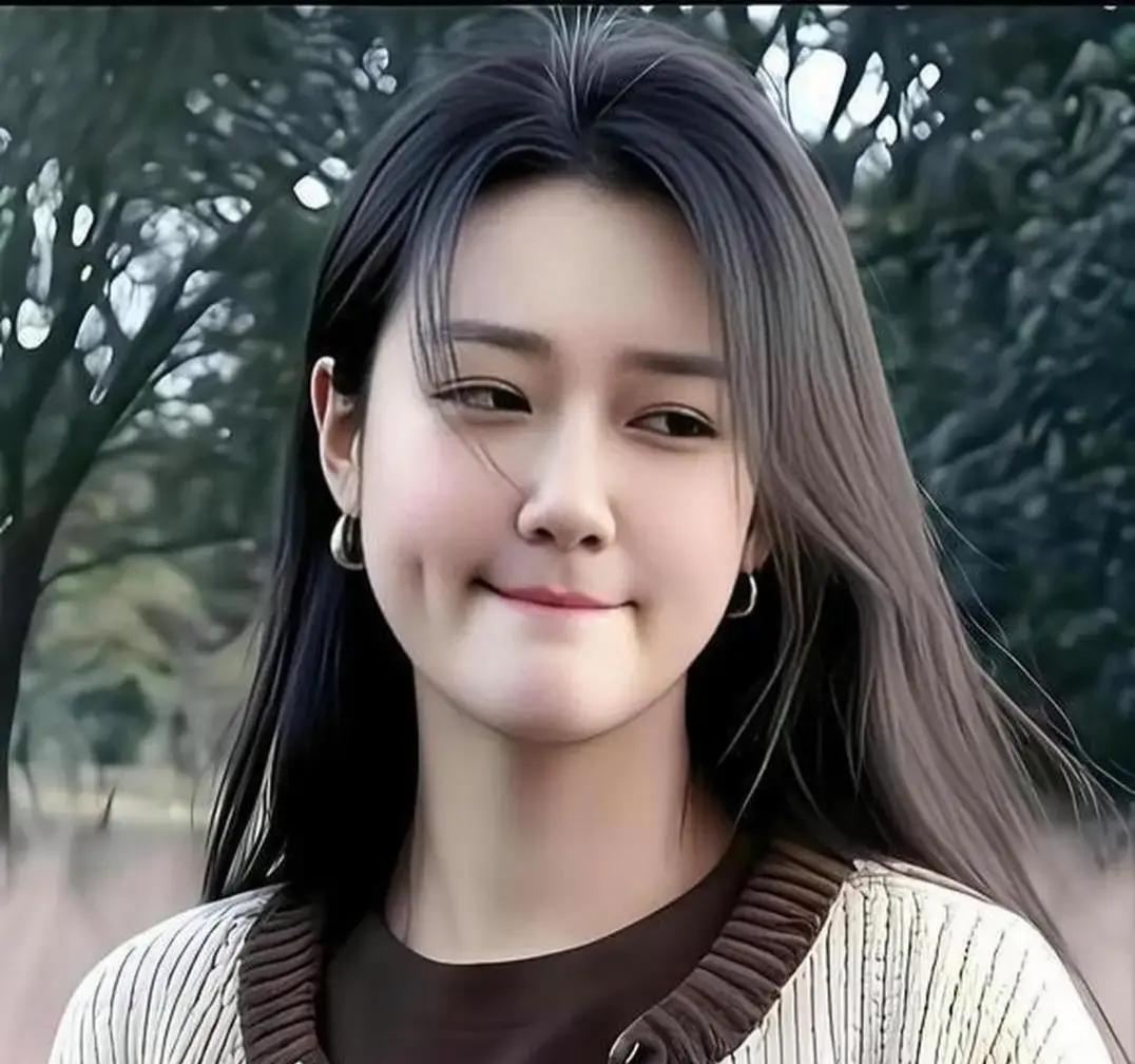 王局长的小姨子考上公务员，第一天上班就迟到了。科长板着脸说：“你姐夫是局长，