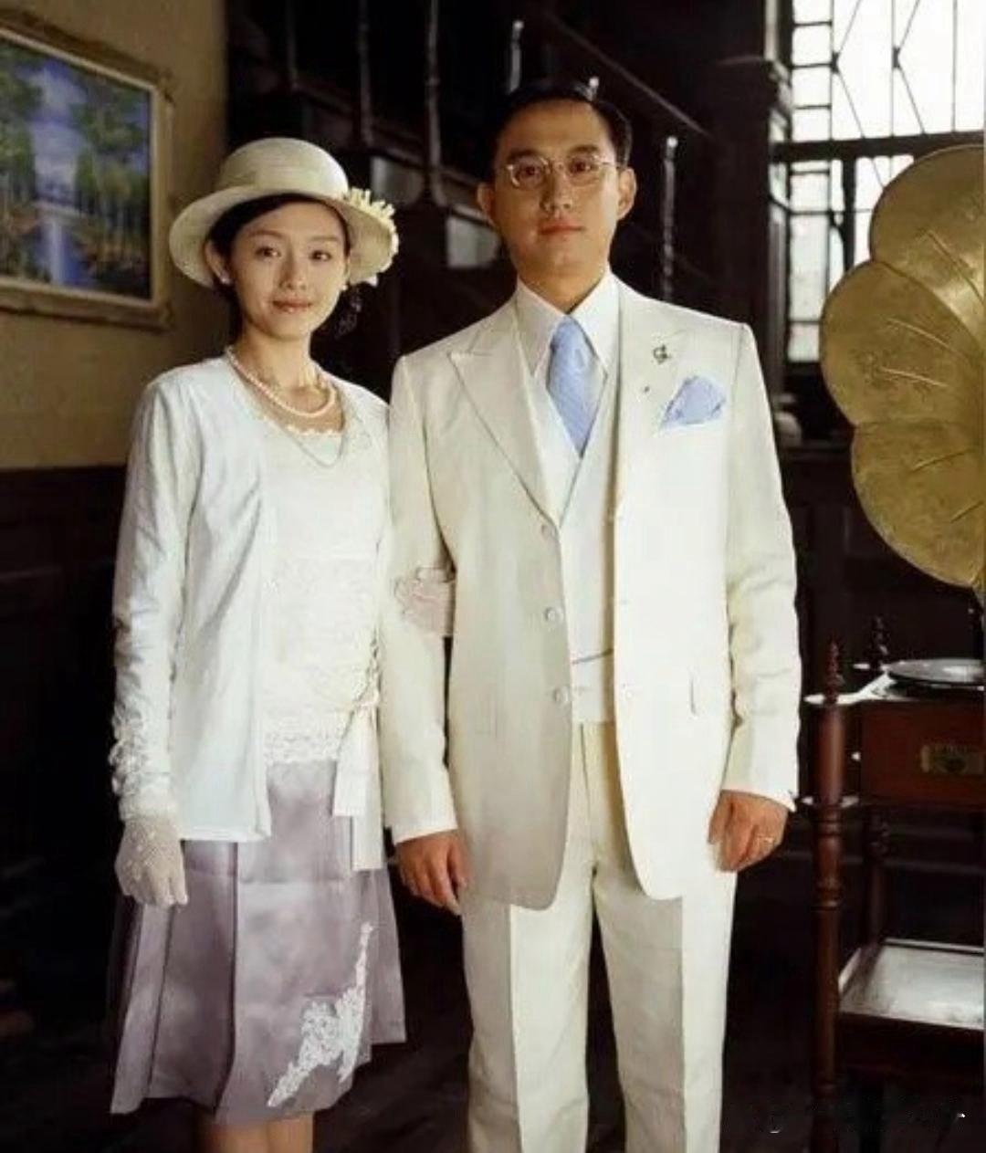 大S和黄磊当年颜值好高啊，这部戏叫夜半歌声。大S演的是正室，黄磊的老婆孙莉演的是第三者​