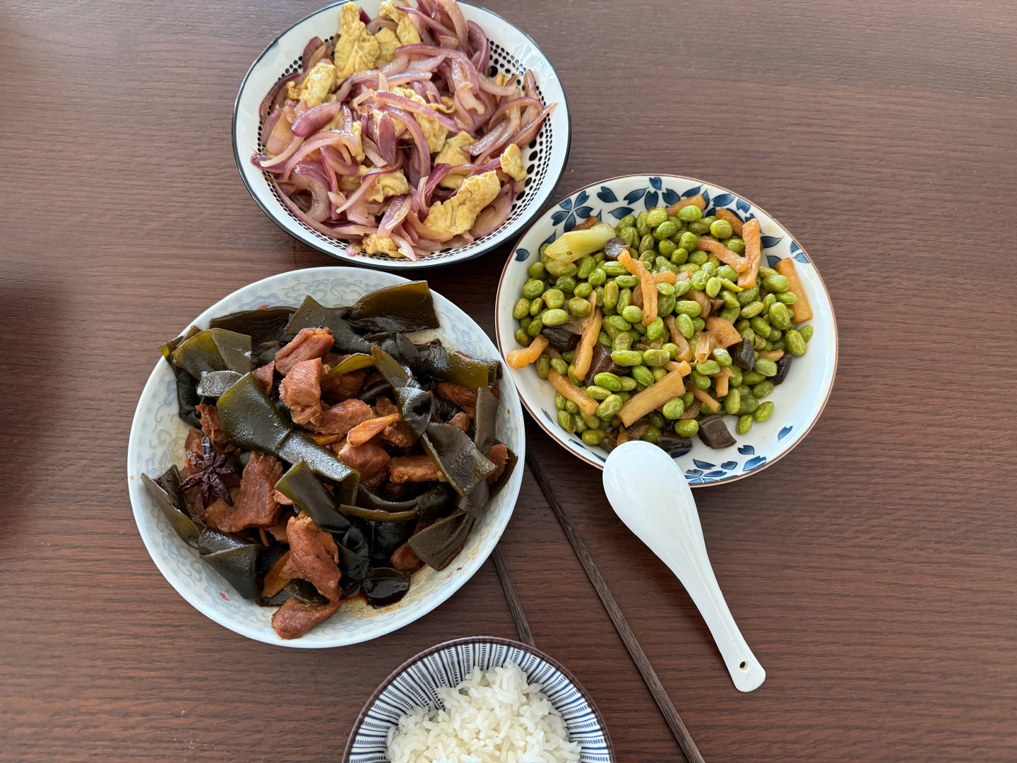 #空巢厨房#今日午餐：海带结烧肉、萝卜干酱瓜毛豆、洋葱炒鸡蛋。​