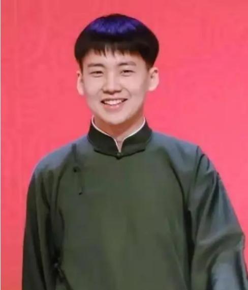 郭麒麟成名后，给远在日本的母亲胡中惠打电话：“妈，您回来吧，儿子现在有能力养您了