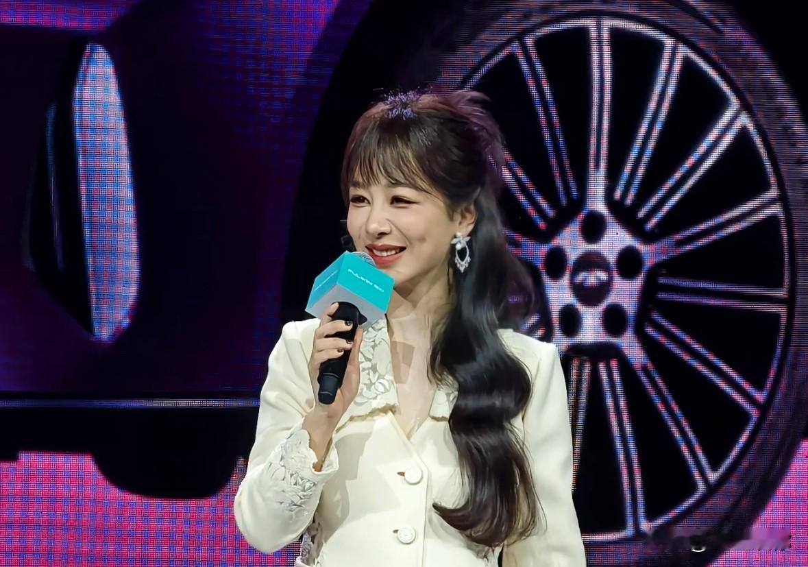 杨紫现在真的蛮像那种中年成功乡镇企业家。香蜜时期真的好看，其实那个时候就该停