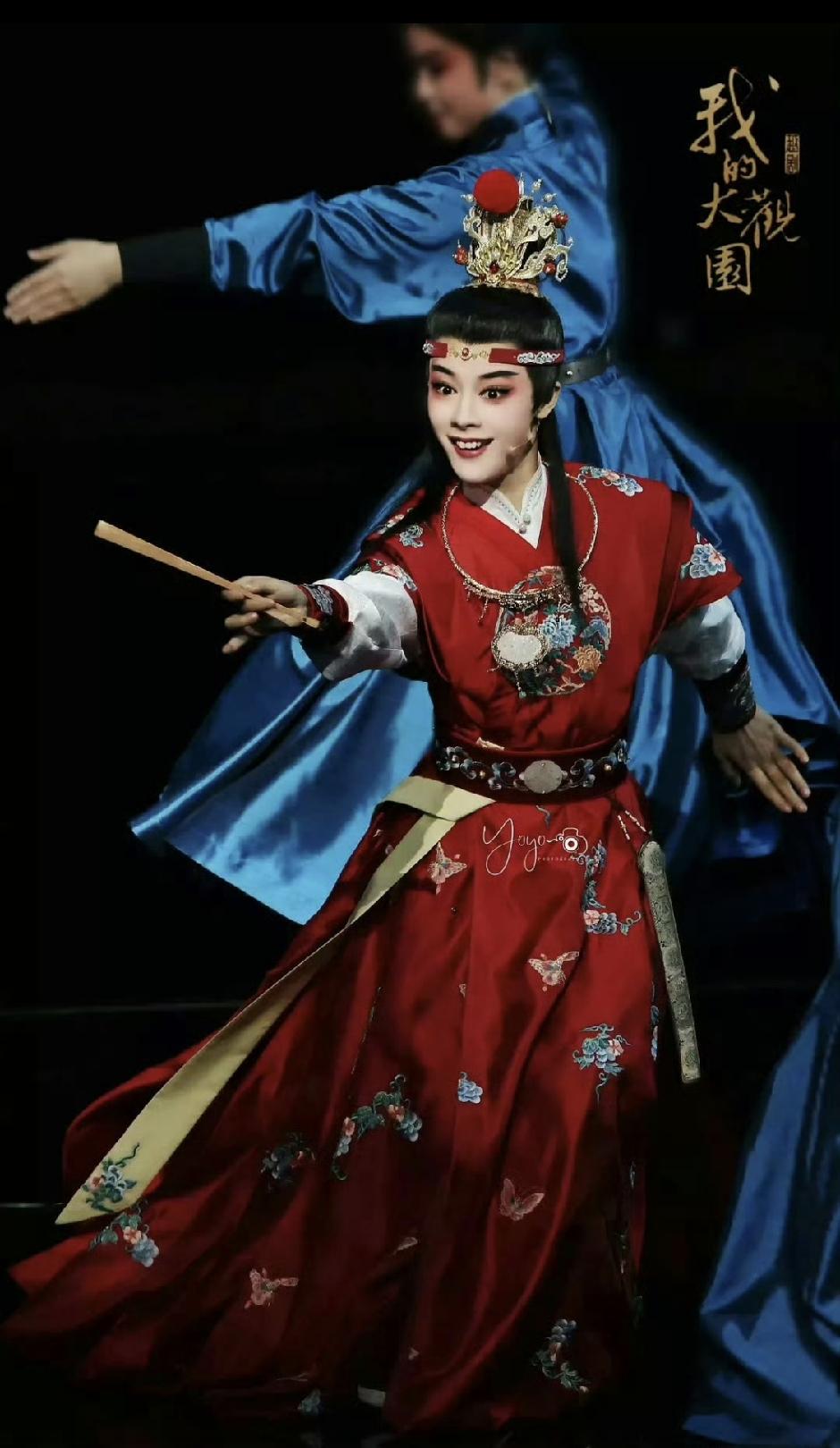 最近，两个舞台故事打动无数人。陈丽君领衔青春越剧《我的大观园》登上澳门国际音乐节