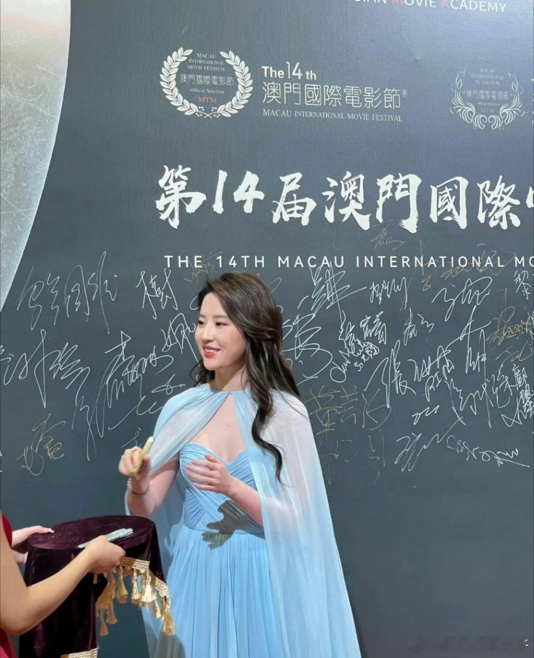 刘亦菲把这披风穿出了满分仙气！她身材高挑，走起来披风和裙摆飞扬，简直就是走路带风